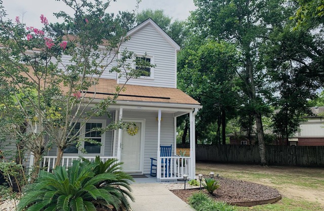 Lovely 2 BD Cottage halfway between sandy beaches and historic Charleston