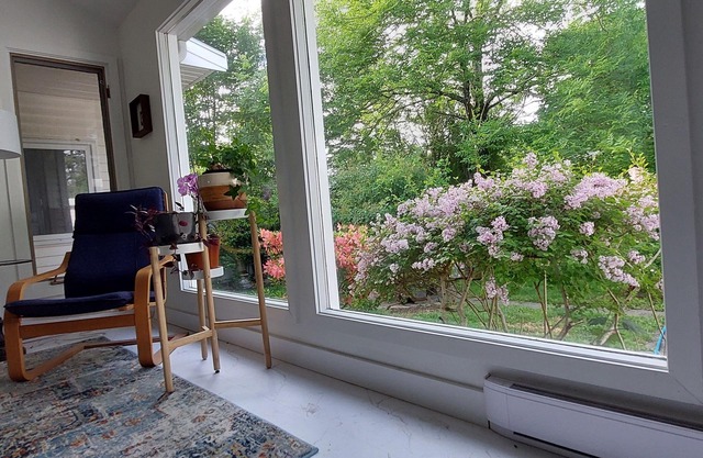 Lovely 2-bedroom accommodation with private garden minutes from Maine ferry.