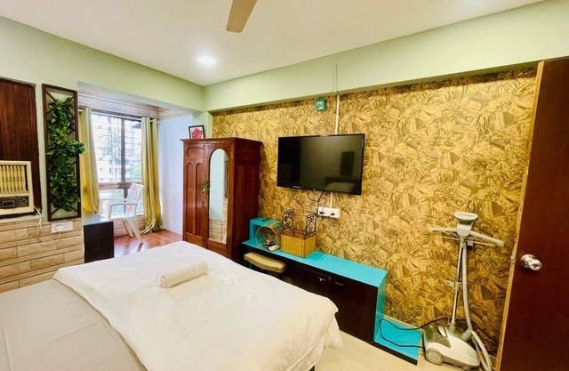 Lovely 2-bedroom apartment with WiFi, AC at Hill Road, Bandra west.