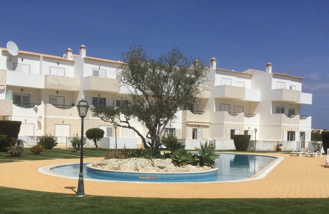 Lovely 2 Bedroom Apartment in Alvor with Shared Pool close to Town and Beach