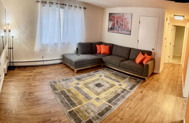 Lovely 2 bedroom, Minutes from down town!