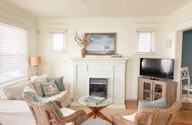 Lovely 4bed, 2ba, 3 blocks to the beach!