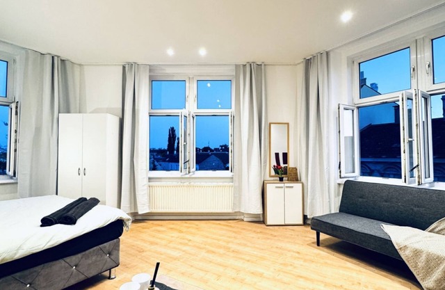 Lovely 4BR Apt; Near Kaufpark Alterlaa