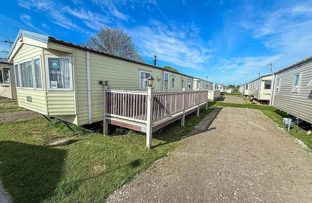 Lovely 8 berth caravan with decking at Sunnydale Park, Lincolnshire ref 35091BR