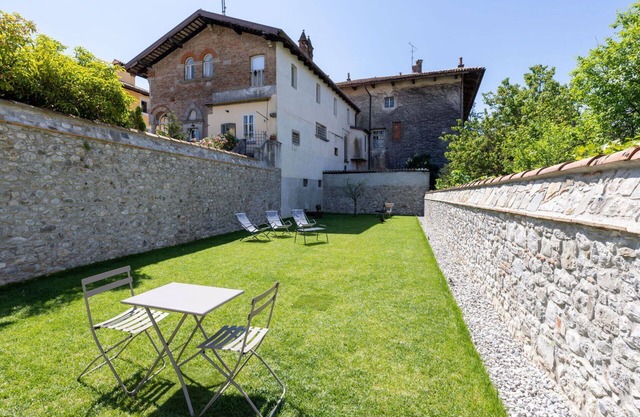 Lovely apartment for 6 people with WIFI, A/C, TV, balcony and pets allowed
