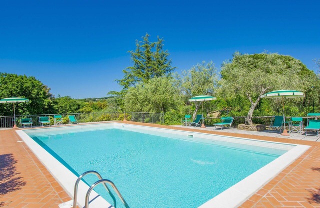 Lovely apartment for 6 people with pool, WIFI, TV, patio and pets allowed