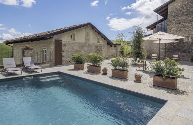 Lovely apartment for 4 guests with WIFI, pool and balcony, close to Alba
