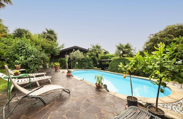 Lovely apartment for 4 guests with WIFI, pool, A/C, TV, patio and pets allowed