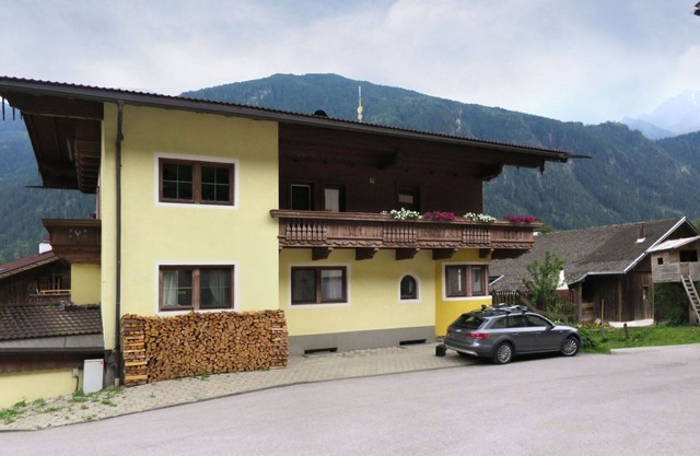 Lovely apartment for 10 guests with WIFI, TV and balcony
