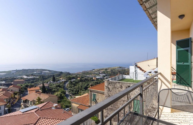 Lovely apartment for 6 guests with WIFI, A/C, balcony and pets allowed