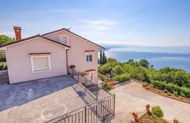 Lovely apartment in Bregi with WiFi