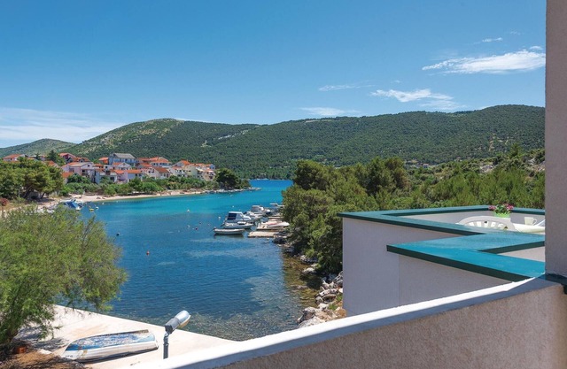 Lovely apartment in Grebastica