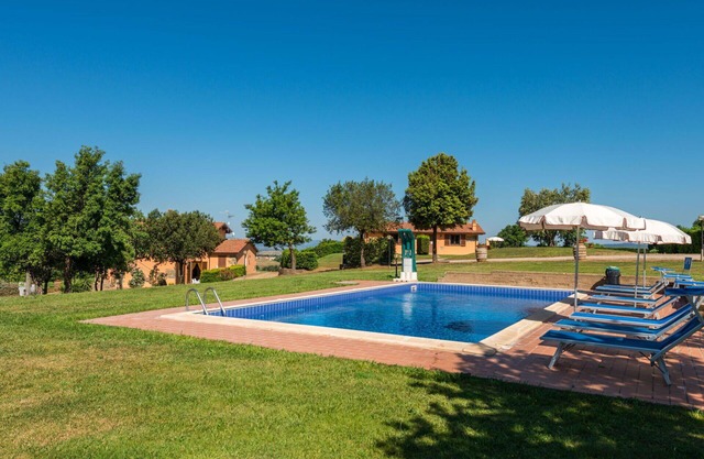 Lovely apartment in villa for 4 guests with WIFI, pool, A/C, TV, terrace and pets allowed