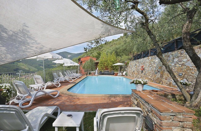 Lovely apartment in villa for 6 guests with WIFI, pool, TV, patio and pets allowed