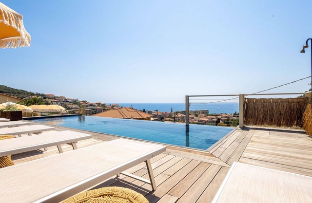 Lovely apartment for 4 people with pool, A/C, WIFI, TV and patio