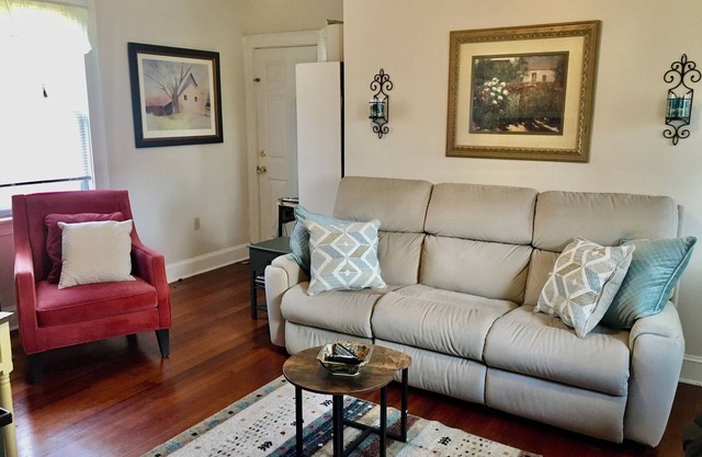 Lovely, bright 1st fl, 1bd, fully furnished and accessorized small apartment