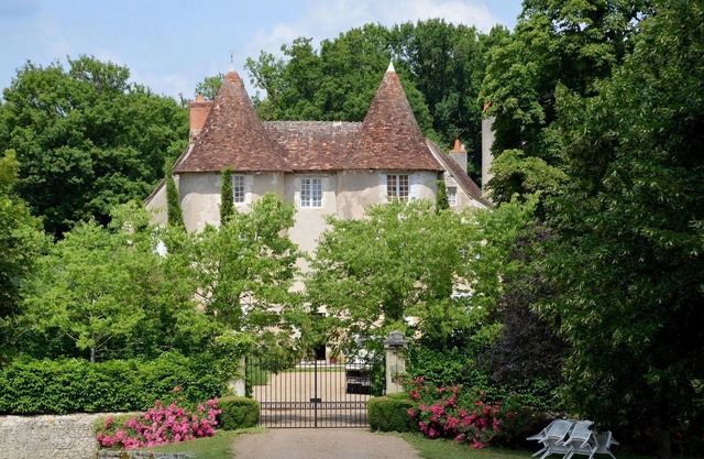 Lovely cottage in Néons-sur-Creuse with garden