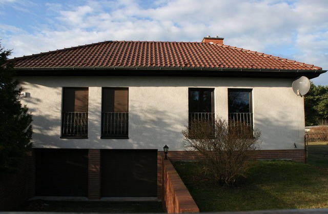 Lovely cottage in a wooded area with a large garden. Pets welcome.