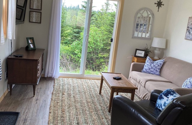 Lovely cottage on the lake and the ocean is just down the driveway!