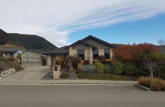 Lovely Family Home in Quiet Country Feel Subdivision with Cat & Fish