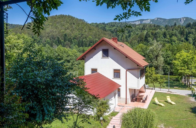 Lovely home in Brod na Kupi with kitchen