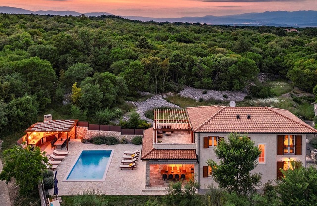 Lovely home in Dobrinj