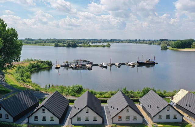 Lovely home in Kerkdriel with lake view