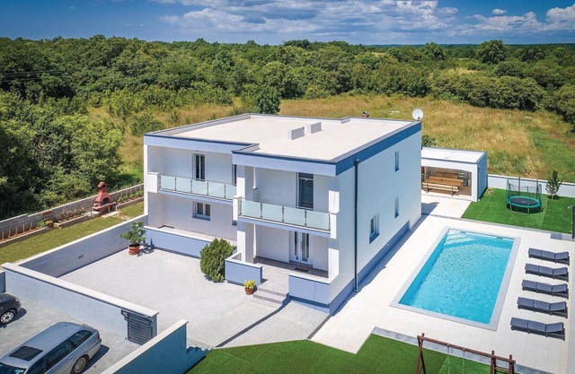 Lovely home in Loborika with WiFi