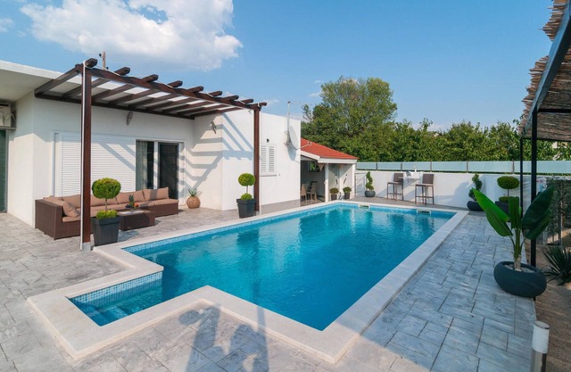 Lovely home in Neoric with kitchen