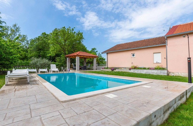 Lovely home in Neoric with WiFi