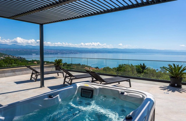 Lovely home in Opric with WiFi