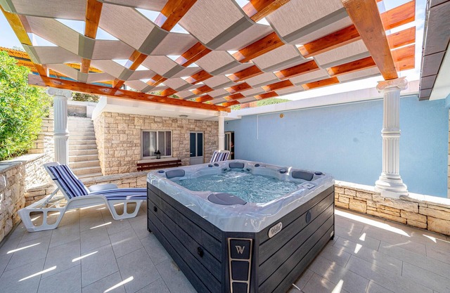 Lovely home in Prigradica