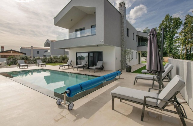 Lovely home in Rebici with WiFi