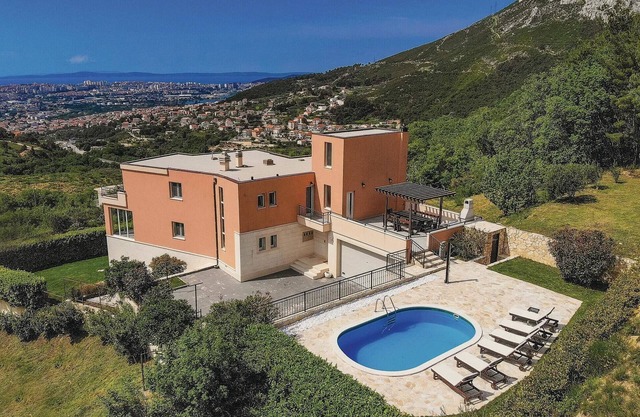 Lovely home in Solin with sauna