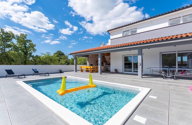 Lovely home in Svetvincenat