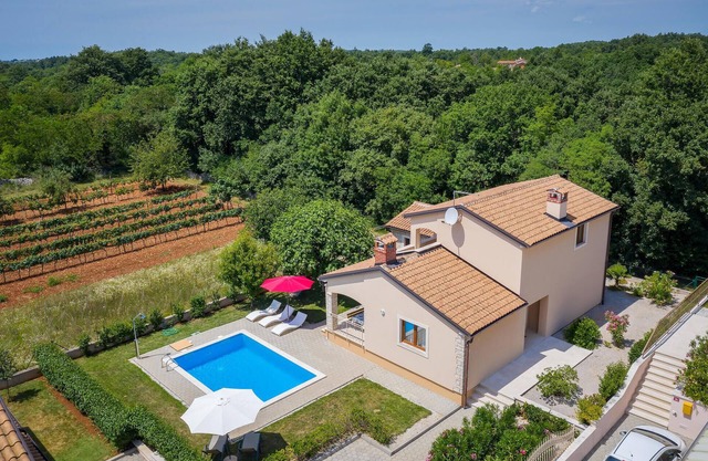 Lovely home in Tinjan with WiFi