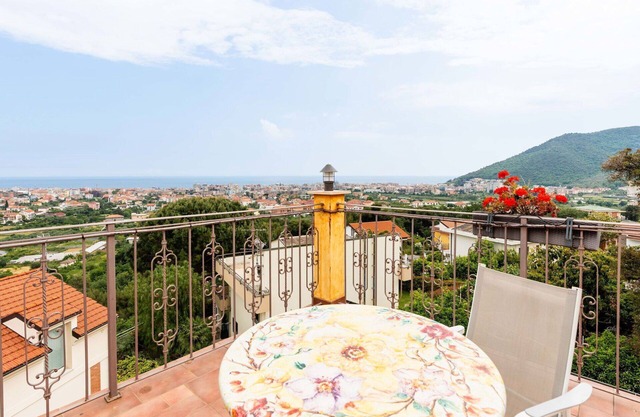 Lovely apartment in villa for 5 people with pool, A/C, WIFI, balcony and pets allowed