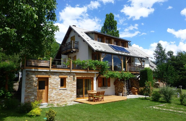 Lovely quiet apartment, RD-garden terrace, Above Lake Serre-Ponçon.