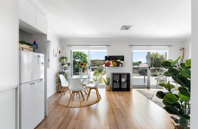 Lovely Renovated 2BR Townhouse/WiFi/Parking