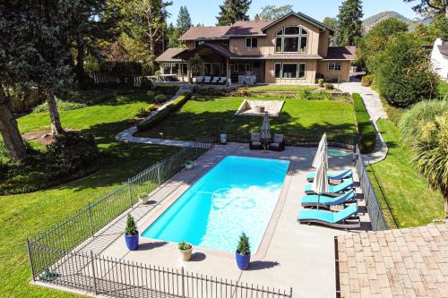 Lovely Riverfront Grants Pass Home Pool and Hot Tub