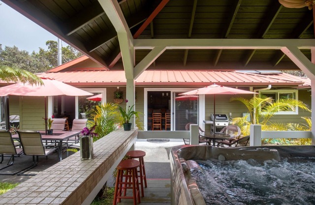 Lovely, Spacious Villa with HotTub, Outdoor Dining, Fire Pit