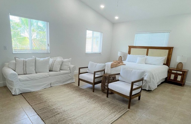 Lovely Studio steps from the beach. Optional golf car rent