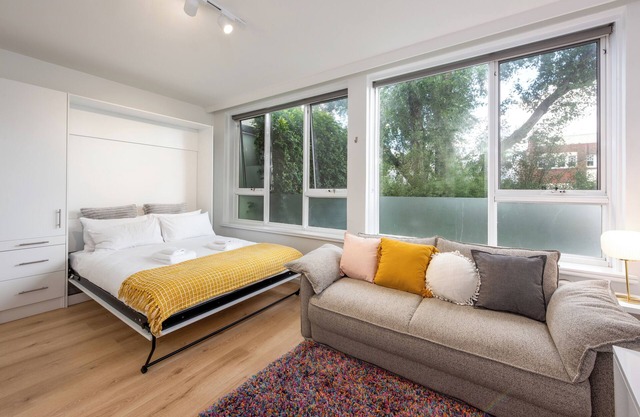 Lovely Studio with Free Parking in East Melbourne!