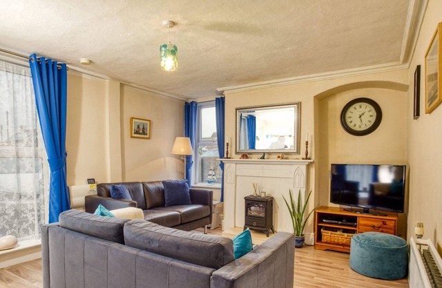 Lovely & Welcoming Home | Walk to Beach | Parking