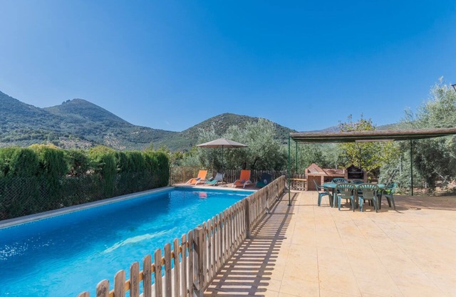 Low cost house, incredible location in the center of Andalucia, AC, WIFI, 12 pax.