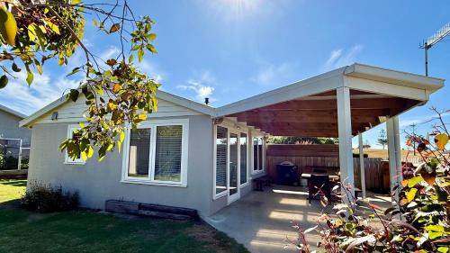 LOW HEAD beachside bungalow "Cockle Shell"