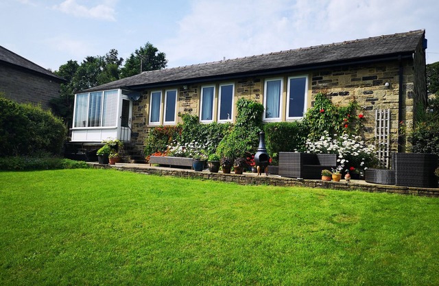 LOWER CROSS, pet friendly, with a garden in Oakworth
