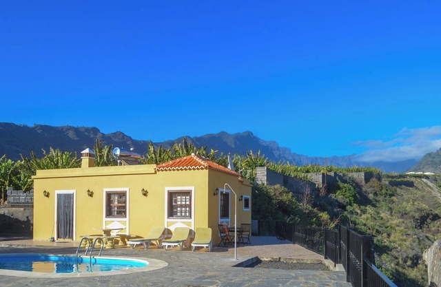LP1103 Holiday cottage with private pool in Tazacorte