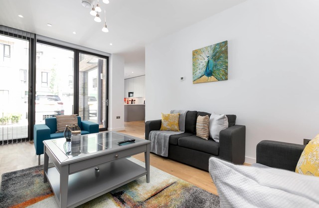 LT Greenwich 3 Bed-House-Ensuite with Shower