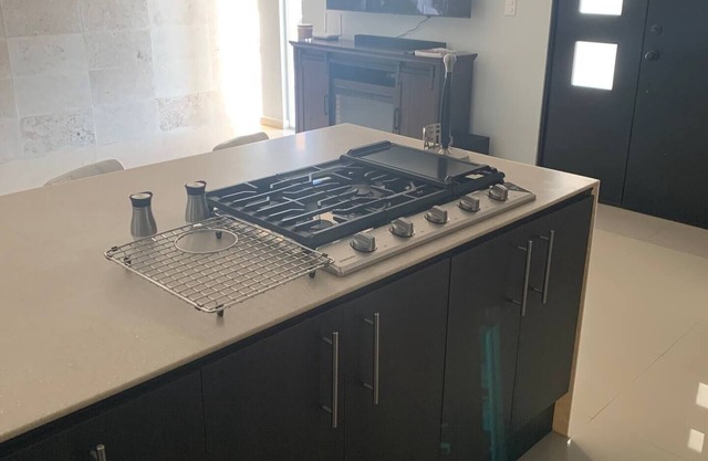 LUXXURY APT. 5 MIN DOWN TOWN SLP